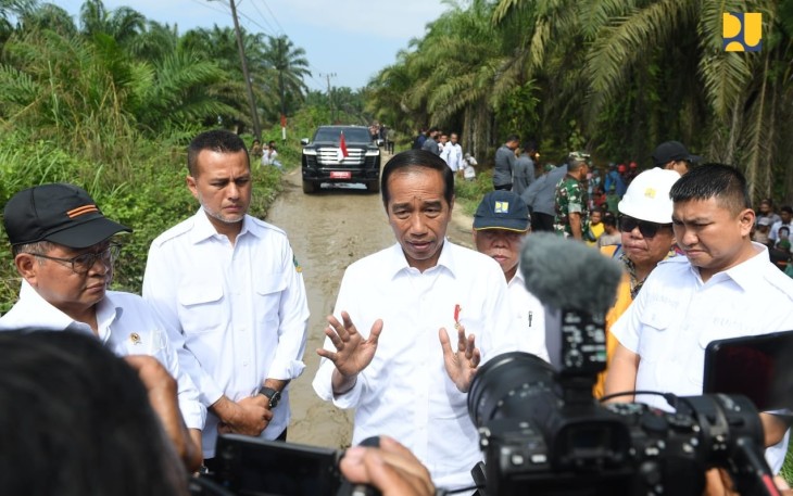 Presiden Joko Widodo memberikan keterangan pers usai meninjau jalan rusak di Kabupaten Labuhan Utara, Rabu (17/5)