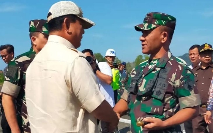 Danrem 081/DSJ Kolonel Inf H. Sugiyono menyambut Menhan Prabowo Subianto di Pacitan, Sabtu (20/5)