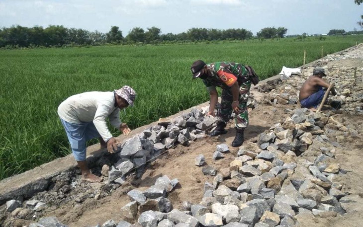 Gotong royong perbaiki jalan desa wilayah binaan 