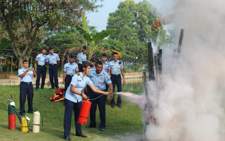 Latihan penanganan kebakaran personel Depohar 70 