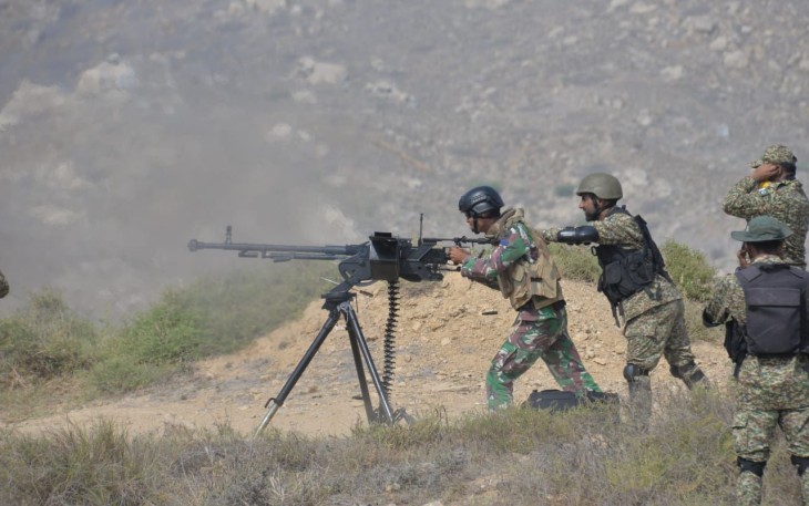 Prajurit Marinir saat menjajal senjata Pakistan Marines