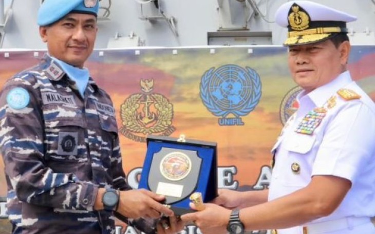Panglima TNI Laksamana Yudo Margono menerima cenderamata Dansatgas MTF Letkol Laut (P) John David Nalasakti Sondakh 