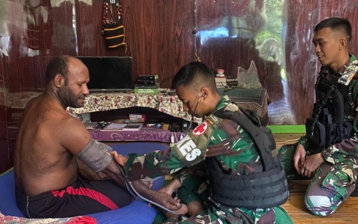 Tim kesehatan saat memberikan pelayanan kepada warga 