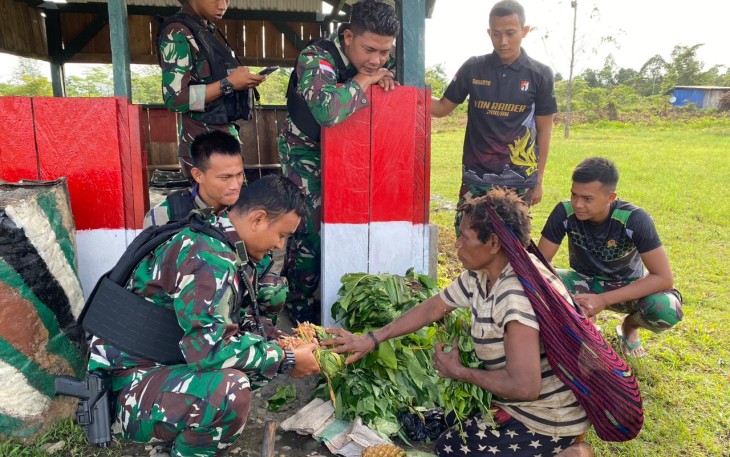 Bantu warga, satgas beli hasil bumi warga