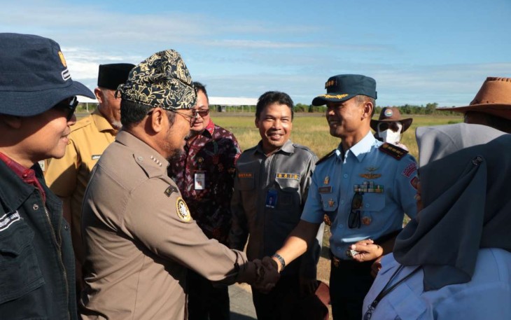 Danlanud Sutan Sjahrir Kolonel Nav Saeful Rakhmat saat menyambut Mentan SYL di Padang, Selasa (30/5) 