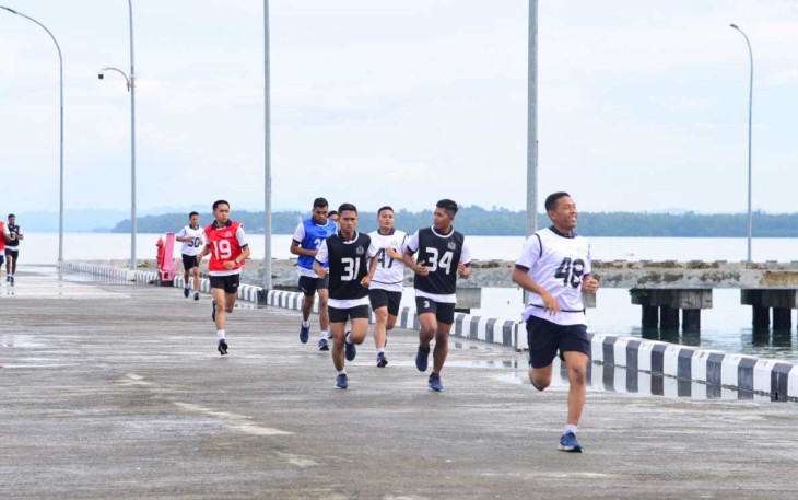 Prajurit Koarmada III saat latihan kebugaran 