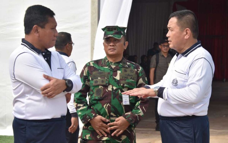 Wakasal Laksdya TNI Ahmadi Heri Purwono saat inspeksi KRI Bung Karno-369 di dermaga Kolinlamil Jakarta 