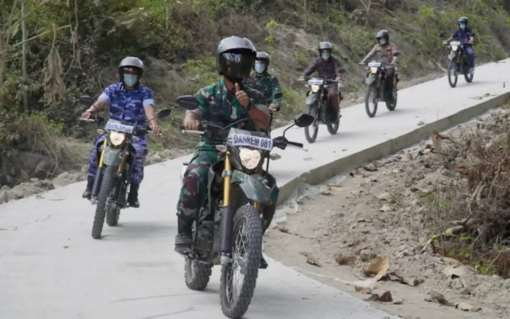 Danrem 081/DSJ Kolonel Inf H. Sugiyono tinjau hasil TMMD pakai motor trail 