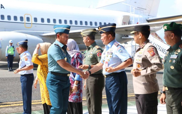 Dankoharmatau Marsda TNI Bambang Triono saat menyambut kedatangan Panglima TNI Laksamana Yudo Margono 