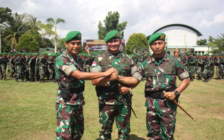 Pangdam XII/Tpr Mayjen TNI Iwan Setiawan foto bersama Danyonif 643/Wns usai sertijab 