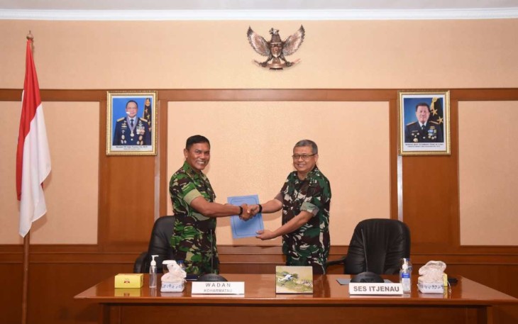 Wadan Koharmatau Marsma TNI Joseph Rizki Prabowo menerima hasil tim kinerja itjenau