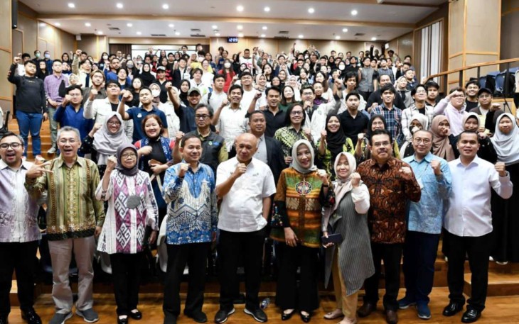 MenkopUKM Teten Masduki bersama mahasiswa ITB