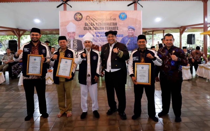 Kepala BNN RI Dr Petrus Reinhard Golose foto bersama usai menerima gelar kehormatan dari Sultan Ternate  