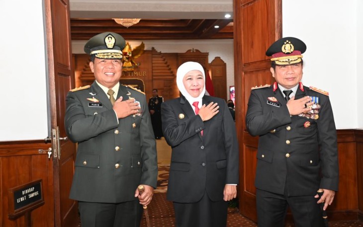 Pangdam V Brawijaya Mayjen TNI Farid Makruf bersama Gubernur dan Kapolda Jatim, Sabtu (1/7)
