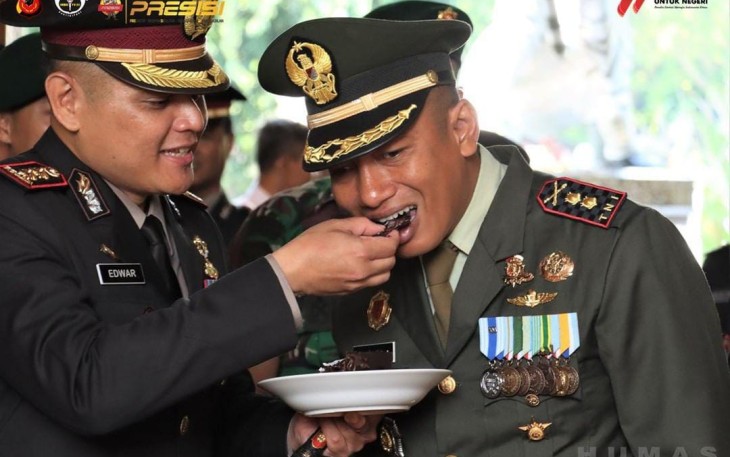 Kapolres Purwakarta AKBP Edwar Zulkarnain saat menyuapi nasi tumpeng ke Dandim 0619/Purwakarta, Sabtu (1/7)