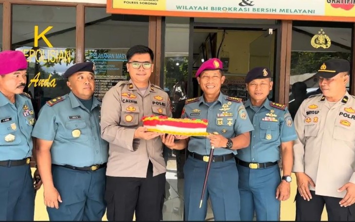 Dansatdik 3 Sorong Kolonel Mar Muchlas bersama personel Polsek Salawati Sorong