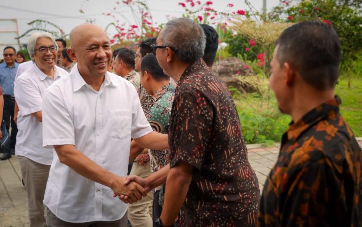 MenkopUKM Teten Masduki saat mengunjungi desa Cisarua Tegalwaru Kabupaten Purwakarta, Kamis (6/7)