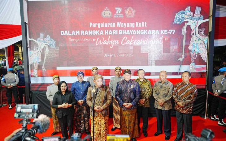 Kapolri Jenderal Listyo Sigit Prabowo saat memberikan keterangan pers dalam pagelaran wayang kulit di Jakarta, Jum'at (7/7)