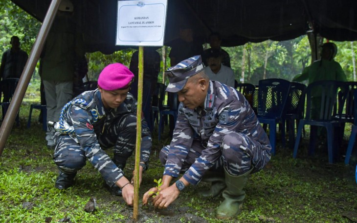 Penanaman bibit cengkeh di negeri Pelauw Maluku