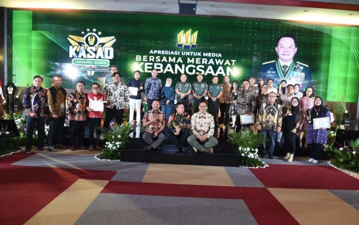 Kasad Jenderal TNI Dudung Abdurachman bersama juara Kasad Award 2023 di Jakarta, Senin (10/7)