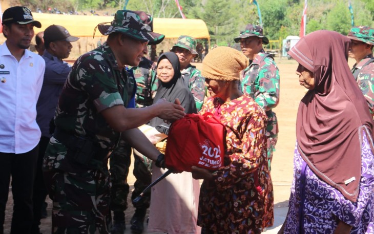 Dansatgas TMMD ke 117 Kodim 0803/Madiun Letkol Inf Meina Helmi saat memberikan bantuan sembako, Rabu (12/7)