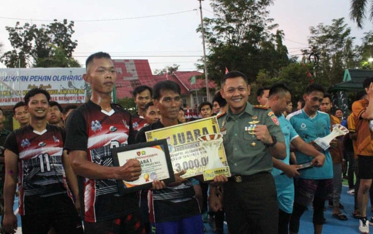 Dandim 1001/HSU-BLG Letkol Inf Dhuwi Hendradjaja saat memberikan hadiah, Selasa (11/7) 