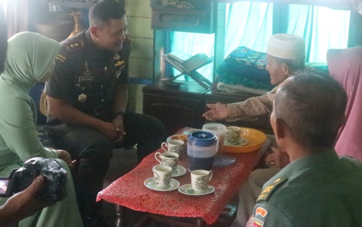 Dandim 1001/HSU-BLG Letkol Inf Dhuwi Hendradjaja saat mengunjungi kediaman veteran, Kamis (13/7)
