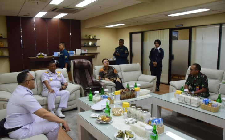 Danlanudal Juanda Kolonel Laut (P) Heru Prasetyo saat menerima kunjungan Kasal Singapura, Jum'at (14)7) 