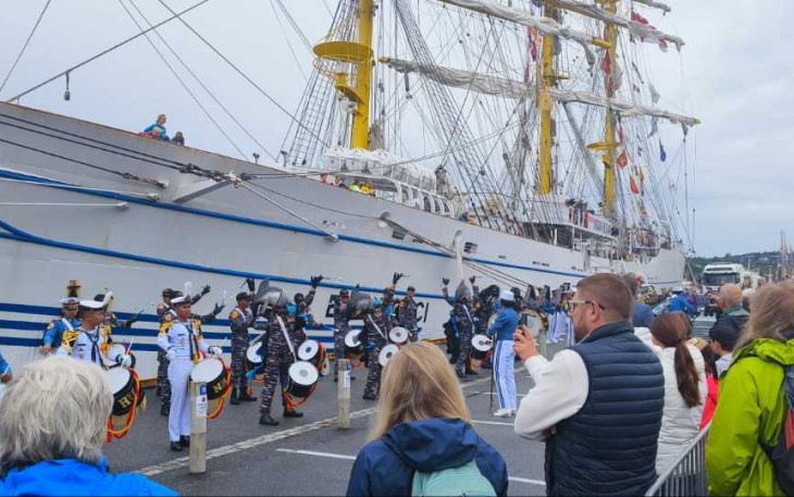 Decak kagum dan gembira masyarakat Norwegia melihat aksi Genderang Suling Taruna AAL KJK 2023 di Dermaga Fredrikstad 