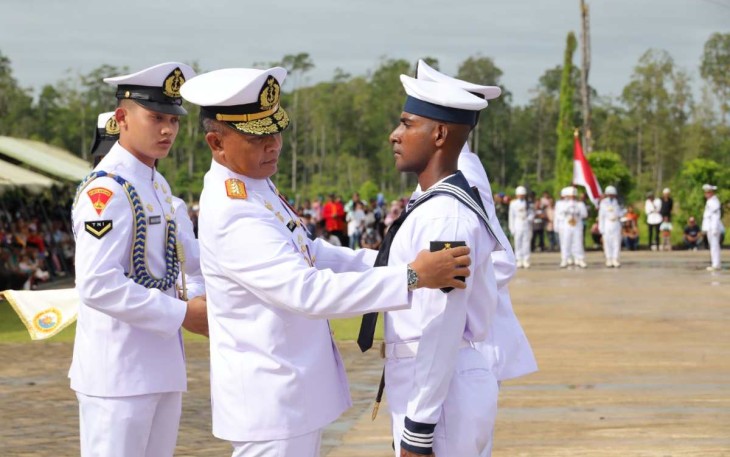 Dankodiklatal Letjen TNI (Mar) Suhartono saat melantik personel siswa Satdik 3 Sorong, Senin (17/7)