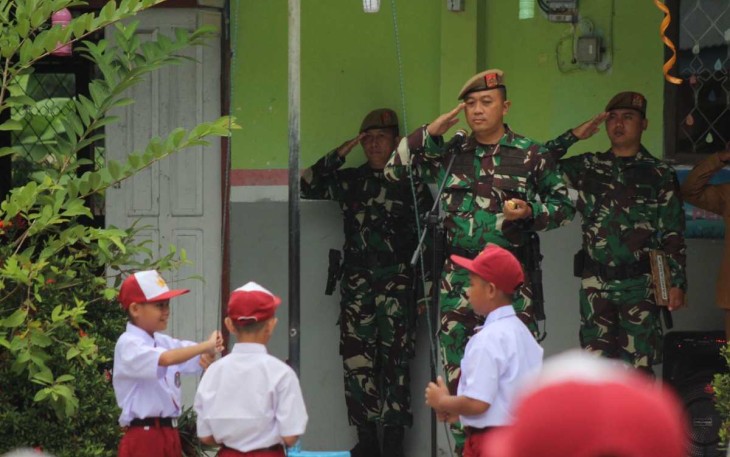 Danyonarmed 19/105 Trk Bogani Letkol Arm Edi Yulian Budiargo saat pimpin upacara bendera, Senin (17/7) 