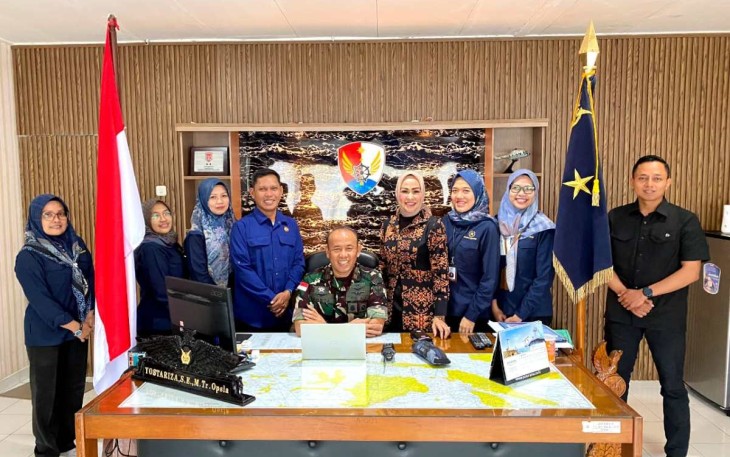 Danlanud Manuhua Marsma TNI Yostariza bersama Tim Verifikasi dan Puldata dari Setmilpres Kemensetneg, Kamis (20/7) 