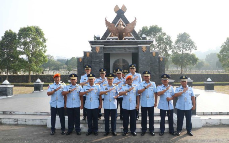 TNI AU Bakorda Bandung Ziarah Rombongan