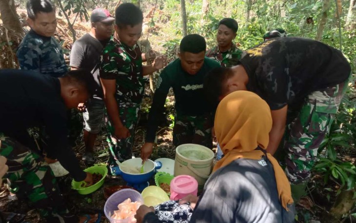 Ibu-ibu bawakan makan siang satgas TMMD ke 117 