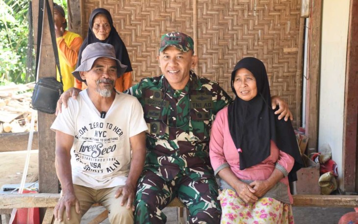 Danrem 081/DSJ Kolonel Inf H. Sugiyono bersama warga di lokasi TMMD 