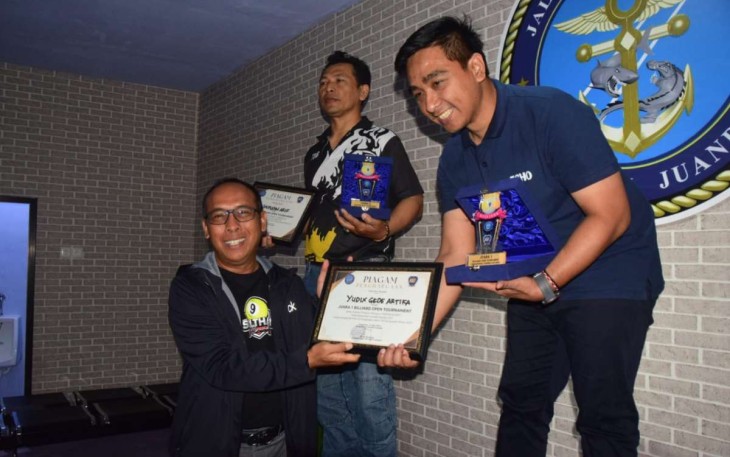 Danlanudal Juanda Kolonel Laut (P) Heru Prasetyo saat memberikan hadiah