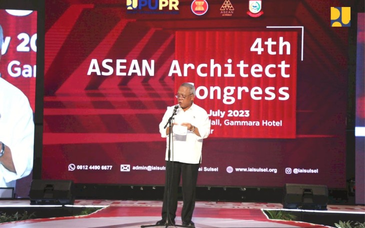 Menteri PUPR Basuki Hadimuljono saat memberikan sambutan di Kongres Arsitek ASEAN ke 4 di Kota Makassar, Kamis (27/7)