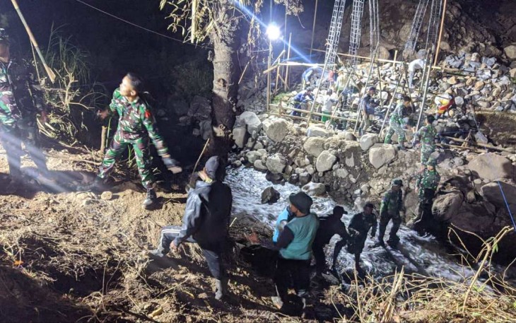 Pengerjaan malam sasaran fisik pembangunan jembatan TMMD Kodim Madiun