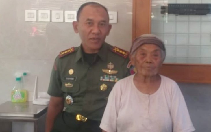 Danrem 081/DSJ Kolonel Inf H. Sugiyono bersama Mbah Minem, Senin (31/7)