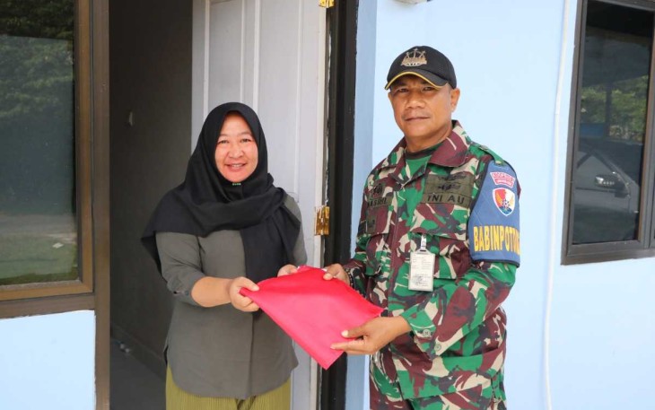 Babinpotdirga Lanud Sutan Sjahrir Bagikan Bendera merah putih ke warga, Selasa (1/8)