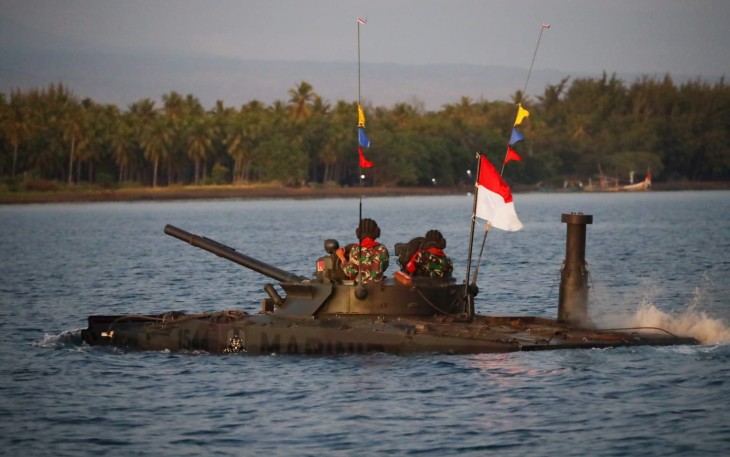 Latgab TNI 2023 Amfibi Marinir TNI AL saat pendaratan di pantai Banongan Situbondo, Selasa (1/8)