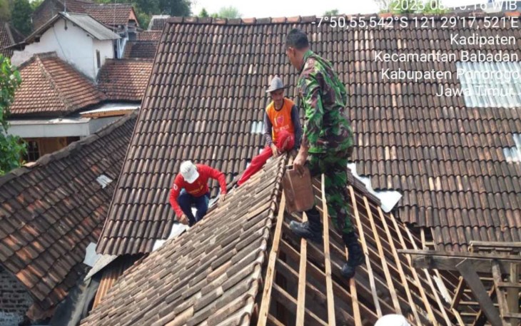 Serka Sentot bantu pasang genteng rumah warga binaannya