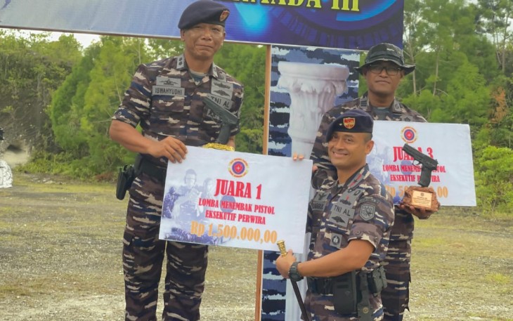 Danguskamla Koarmada III Laksamana Pertama TNI Tunggul saat memberikan piala juara menembak di Biak, Papua, Jum'at (4/8)
