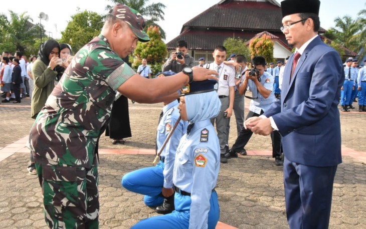 Danrem 023/KS Kolonel Inf Lukman Hakim melantik siswa baru SMAN 1 Matauli Pandan, Sabtu (5/8) 