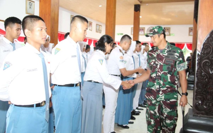 Dandim 0806/Trenggalek Letkol Kav Peddy Adi Prasetyo saat menyalami peserta pelatihan paskibraka, Sabtu (5/8)