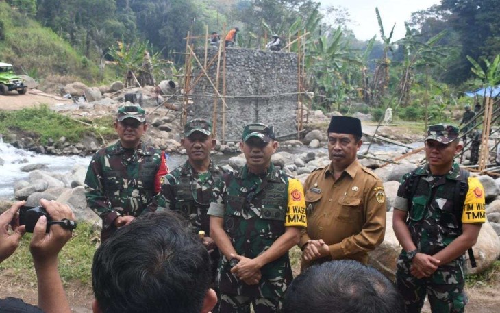 Danrem 081/DSJ Kolonel Inf H. Sugiyono saat mendampingi Tim Wasev TMMD di Madiun, Senin (7/8)