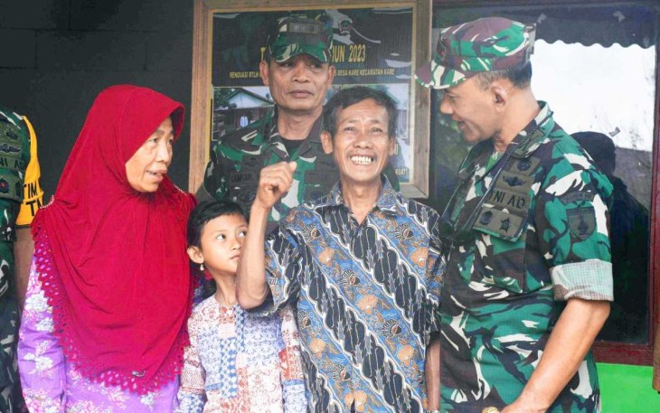 Tawa sumringah bapak Suratmin ketika dikunjungi Danrem 081/DSJ Kolonel Inf H. Sugiyono, Senin (7/8)