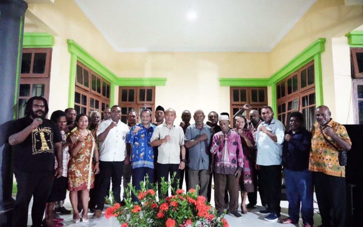 Pangdam Kasuari Mayjen TNI Gabriel Lema bersama LMA 7 Suku di Kabupaten Teluk Bintuni
