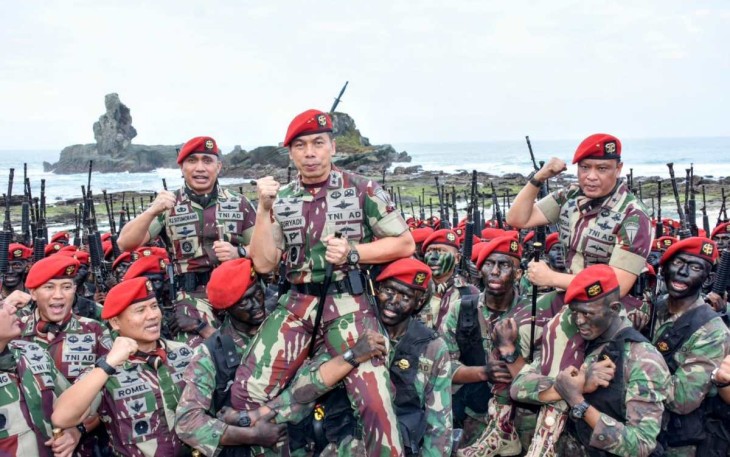 Danjen Kopassus Mayjen TNI Deddy Suryadi saat pembaretan Brevet Komando di pantai Permisan Cilacap, Senin (7/8)