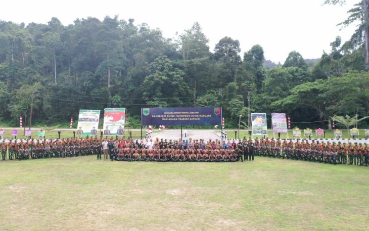 Pangdam Kasuari Mayjen TNI Gabriel Lema foto bersama di Mako Brigif 26/GP Teluk Bintuni, Selasa (8/8)